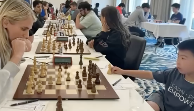 外国女生国际象棋赛遇到中国小孩哥