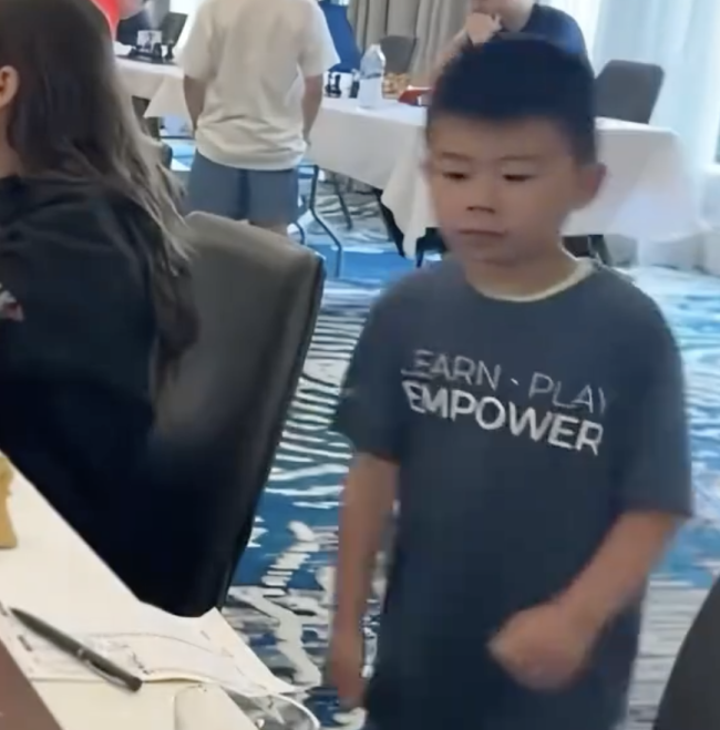 外国女生国际象棋赛遇到中国小孩哥
