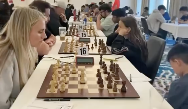 外国女生国际象棋赛遇到中国小孩哥