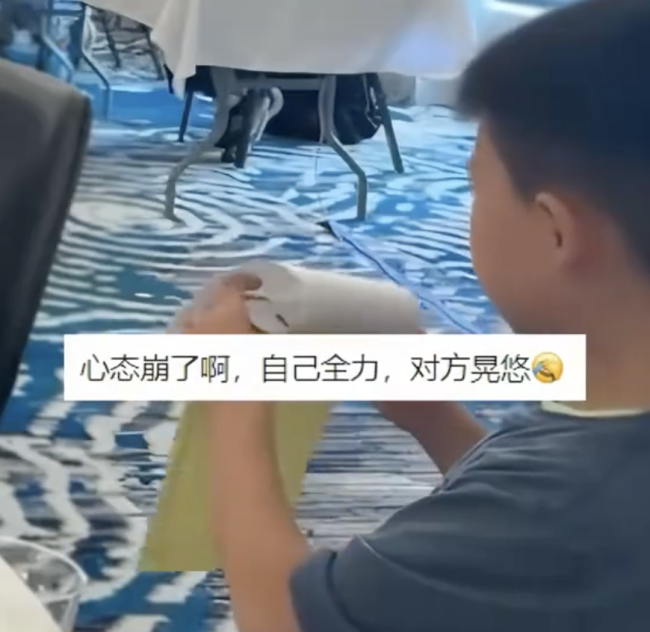 外国女生国际象棋赛遇到中国小孩哥