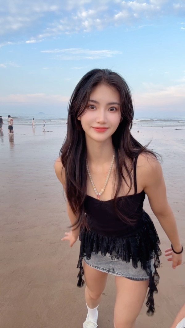 御龙优配 甜美！夏思凝晒多张海边度假照：首先你要快乐，其次都是其次
