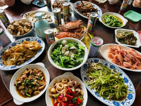 鸿满仓 “国庆亲戚朋友聚会，我妈逢人就说我月薪两万，可我其实连正式合同都还没签......”